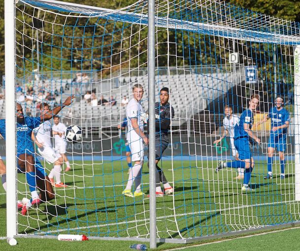 Wem gehört der Ausgleichstreffer? Meghon Valpoort (blau, links) drückt Justin Steinkötters (Zweiter von rechts) Kopfball über die Linie.