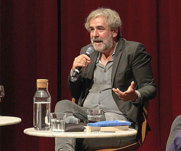 „Auch Scheißmeinungen sind von der Meinungsfreiheit gedeckt“, sagt der Autor Deniz Yücel.