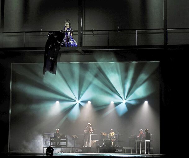 Licht, Musik, Tanz und Theater: Das alles bietet die Show auf dem Akademiehof.