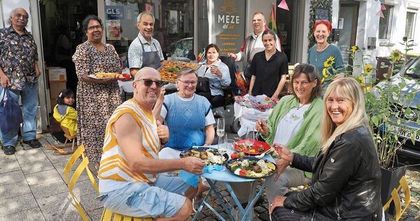 So gemütlich kann die Lindenstraße sein. So gemütlich kann die Lindenstraße sein.