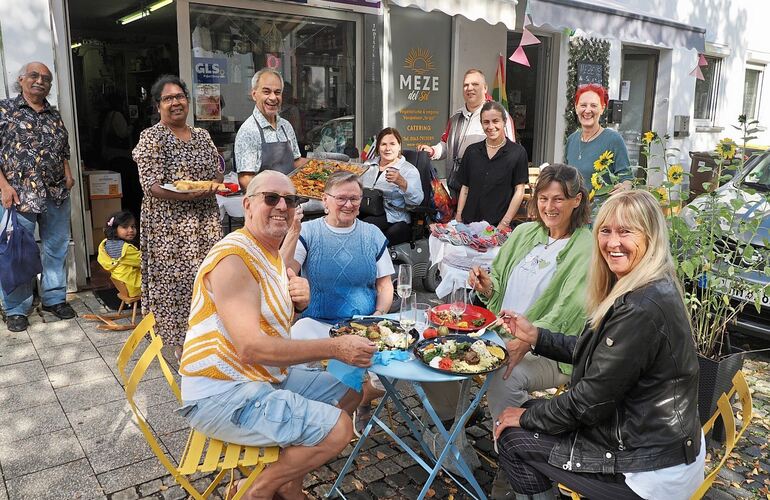 So gemütlich kann die Lindenstraße sein. So gemütlich kann die Lindenstraße sein.