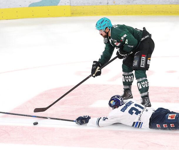Überlegenheit nicht genutzt: Der Puck schafft es am Gegenspieler vorbei, Bietigheims Jack Dugan nicht.