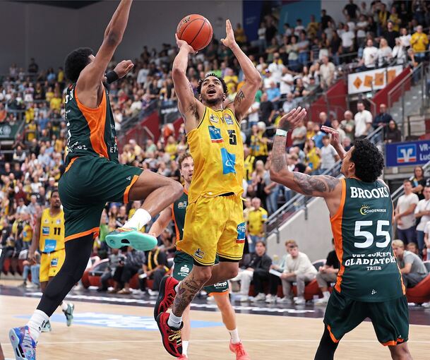 Justin Simon (links) setzt gegen Ludwigsburgs Ish Leggett zum Block an.