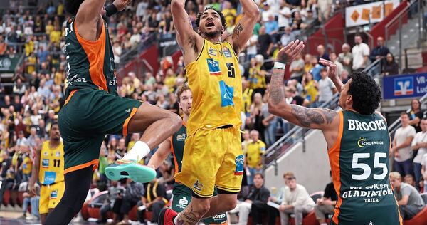Justin Simon (links) setzt gegen Ludwigsburgs Ish Leggett zum Block an. Foto: Baumann Justin Simon (links) setzt gegen Ludwigsburgs Ish Leggett zum Block an.