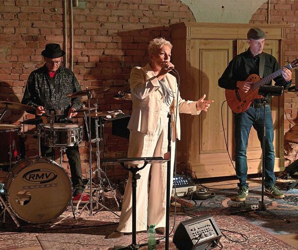 Sängerin Sabine Zimmermann, Gitarrist Ralf Köhler und Percussionist Gus Zwingert beim Konzert in Besigheim.