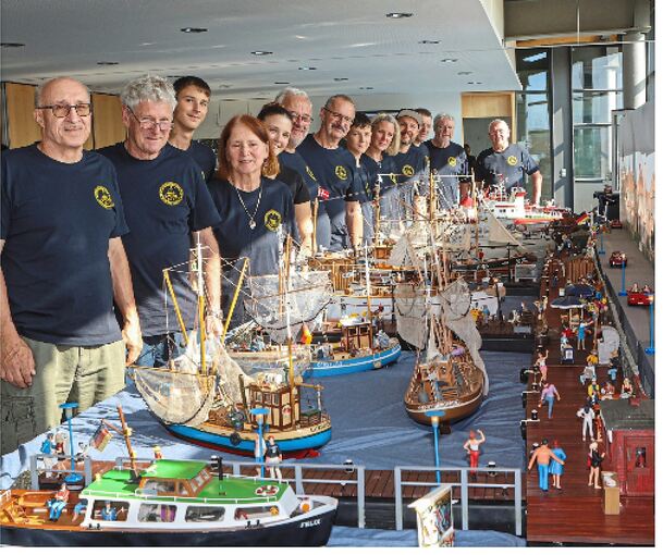 Vereinsmitglieder an der Hauptattraktion der Ausstellung: Das riesige Modell eines Nordseehafens trägt den Namen Neufreibergersiel.