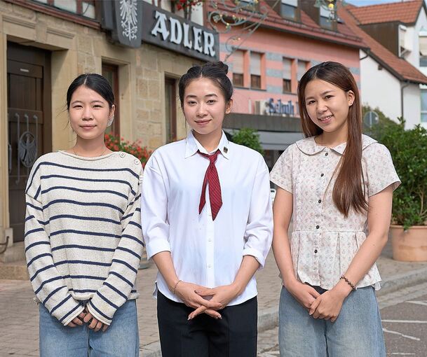 Le Thi Mai Chi (von links), Thi Huyen Trang Tran und Thuy AnNa Nguyen vor dem Adler in Asperg.