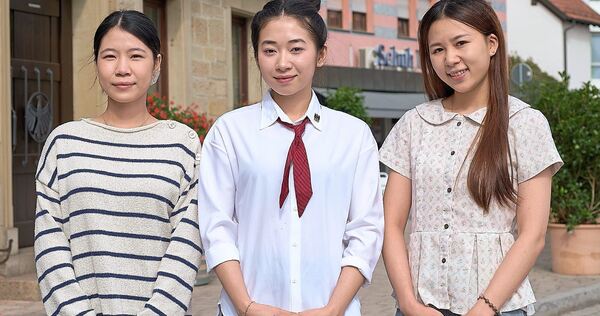 Le Thi Mai Chi (von links), Thi Huyen Trang Tran und Thuy AnNa Nguyen vor dem Adler in Asperg.