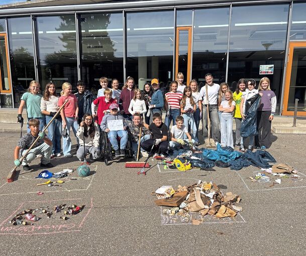 Nach der Müllanalyse auf dem Schulhof: Sammelergebnis der Klasse 6c am Cleanup Day des Lichtenstern-Gymnasiums. Nach der Müllanalyse auf dem Schulhof: Sammelergebnis der Klasse 6c am Cleanup Day des Lichtenstern-Gymnasiums.