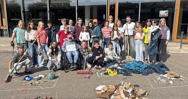 Sixth-graders from Lichtenstern Gymnasium in Sachsenheim clean up the city