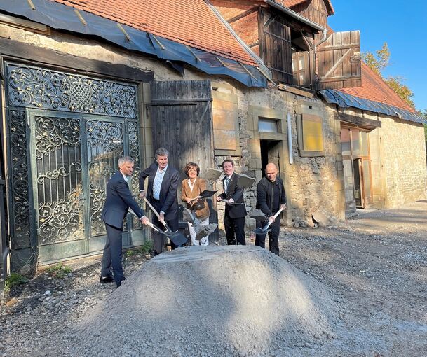 Der Spatenstich dauert nur kurz, doch das Bauprojekt zwischen Schlossscheuer und dem ehemaligen Reitstall wird die Verantwortlichen – Stiftungs-Geschäftsführer Markus Wener, Dr. Mathias Kammüller und Dr. Nicola Leibinger-Kammüller sowie Bürgermeister