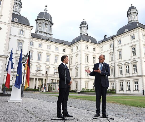 Bundeskanzler Friedrich Merz (CDU, re.) und Frankreichs Präsident Emmanuel Macron beim EU-Gipfel im Mai in Montenegro. Nun haben die beiden einen Plan geschmiedet, um der europäischen Auto-Industrie zu helfen.