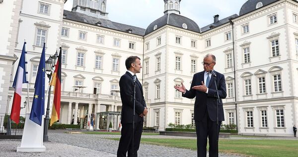 Bundeskanzler Friedrich Merz (CDU, re.) und Frankreichs Präsident Emmanuel Macron beim EU-Gipfel im Mai in Montenegro. Nun haben die beiden einen Plan geschmiedet, um der europäischen Auto-Industrie zu helfen.