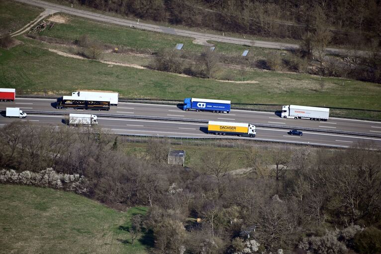 Luftbild Lkw auf Autobahn