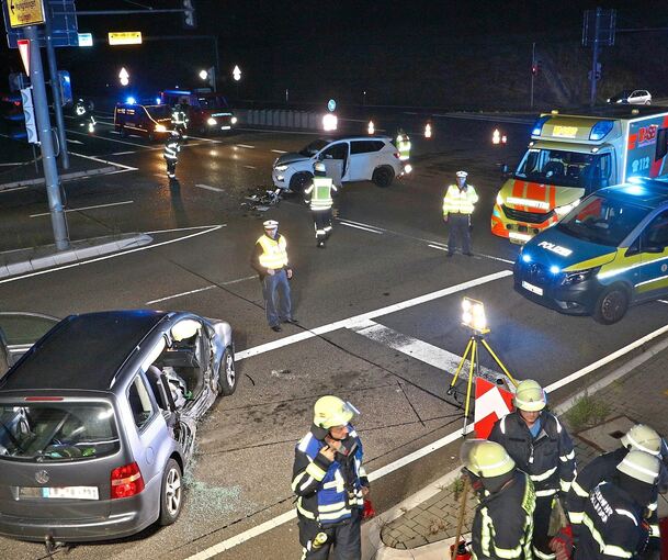 Bei dem Unfall wurden vier Personen verletzt. Bei dem Unfall wurden vier Personen verletzt.
