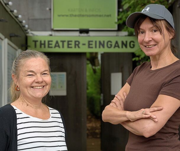 Intendantin Christine Hofer (rechts) und Geschäftsführerin Susanne Schmidt sind zufrieden mit ihrem dritten Theatersommer. Sorgen ums Geld werfen aber bereits ihre Schatten auf die kommende Saison.