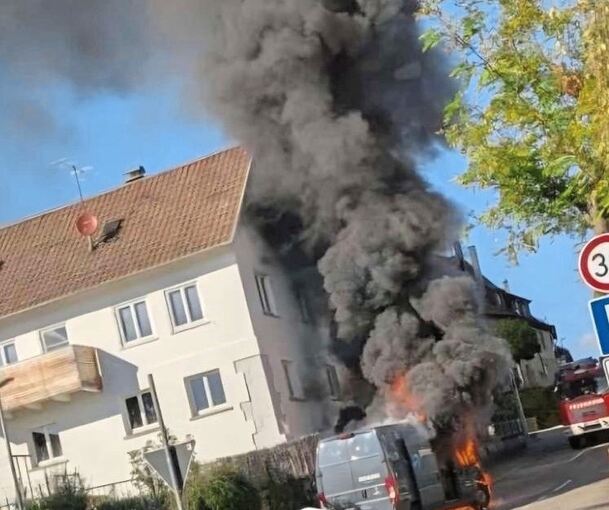 Das Fahrzeug brannte völlig aus Das Fahrzeug brannte völlig aus