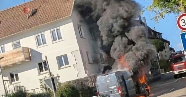 Delivery van burns directly against house in Großingersheim: 