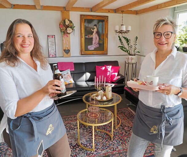 Alexandra Seiter (links) und Karin Walek-Zoller in ihrem neuen Café.