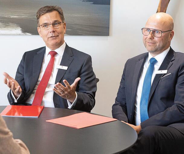 Wann braucht man ein Testament? Sind ETFs genug? Und warum Zeit oft wertvoller ist als Rendite: Thomas Raab (links) und Jürgen Berschneider im Gespräch darüber, welche Geldentscheidungen Familien wirklich beschäftigen.