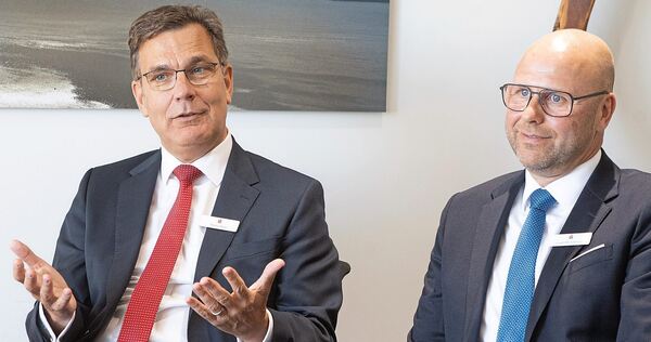 Wann braucht man ein Testament? Sind ETFs genug? Und warum Zeit oft wertvoller ist als Rendite: Thomas Raab (links) und Jürgen Berschneider im Gespräch darüber, welche Geldentscheidungen Familien wirklich beschäftigen.