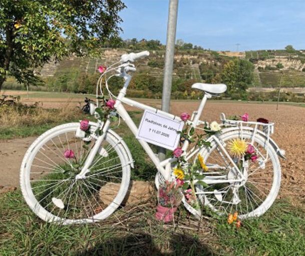 Das weiße Rad erinnert an den Tod eines Radfahrers.
