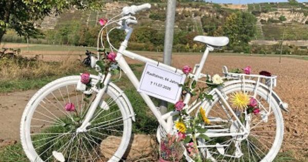 Das weiße Rad erinnert an den Tod eines Radfahrers. Das weiße Rad erinnert an den Tod eines Radfahrers.