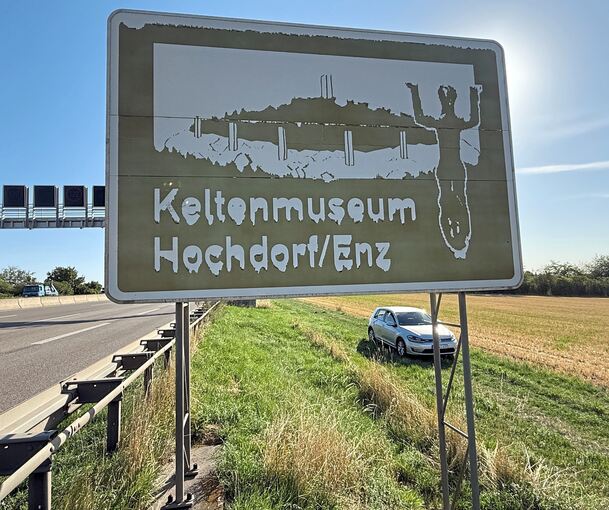 Vor allem das Hinweisschild auf das Keltenmuseum in Fahrtrichtung Norden ist deutlich angegriffen.