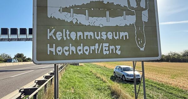 Vor allem das Hinweisschild auf das Keltenmuseum in Fahrtrichtung Norden ist deutlich angegriffen. Vor allem das Hinweisschild auf das Keltenmuseum in Fahrtrichtung Norden ist deutlich angegriffen.