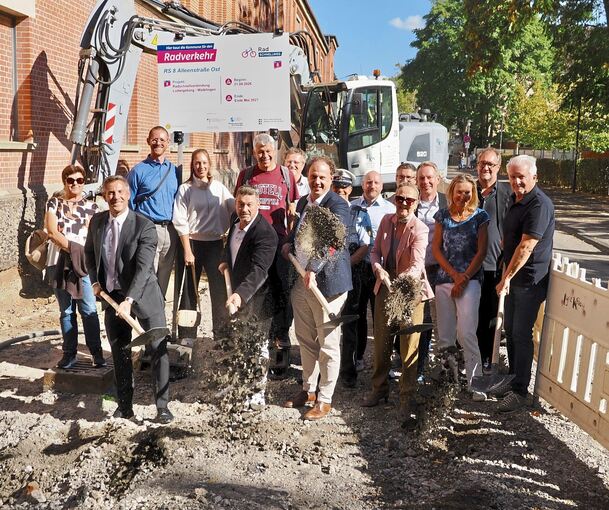 Spatenstich für den Radschnellweg RS 8 mit den Projektbeteiligten der Stadt Ludwigsburg, der Landkreise, des Regierungspräsidiums sowie Mitgliedern des Ludwigsburger Gemeinderats, des Kreistags und des Verbands Region Stuttgart.