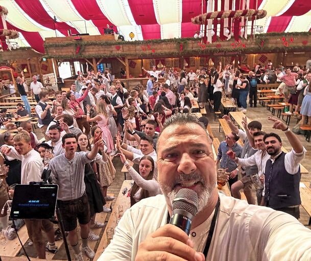 Vollgas mit dem Dornröschen-Song: Markus Rotano im Festzelt auf dem Cannstatter Wasen in Stuttgart.