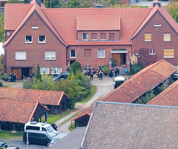 Polizisten bei der Durchsuchung des Wohnhauses des festgenommenen Ex-BND-Chefs August Hanning im Kreis Steinfurt (NRW).