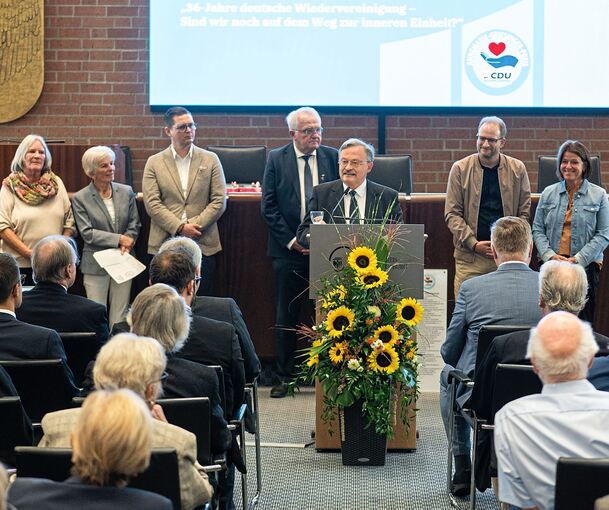 Bei der Verleihung des Annemarie-Griesinger-Preises (von links): Monika De Coninck, Preisträgerin Ingrid Griesinger vom Förderverein Kleeblatt-Pflegeheim, der stellvertretende Löchgauer CDU-Vorsitzende Timo Degering, der CDU-Kreisvorsitzende Rainer W