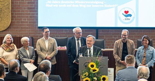 Bei der Verleihung des Annemarie-Griesinger-Preises (von links): Monika De Coninck, Preisträgerin Ingrid Griesinger vom Förderverein Kleeblatt-Pflegeheim, der stellvertretende Löchgauer CDU-Vorsitzende Timo Degering, der CDU-Kreisvorsitzende Rainer W
