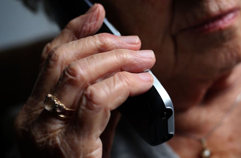Seniorin am Telefon Seniorin am Telefon