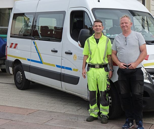 Bernd Maaß (links) zusammen mit seinem Vorgesetzten Thomas Kaltwasser vor seinem aktuellen Arbeitsgerät – Bus mit Anhänger. Bernd Maaß (links) zusammen mit seinem Vorgesetzten Thomas Kaltwasser vor seinem aktuellen Arbeitsgerät – Bus mit Anhänger.