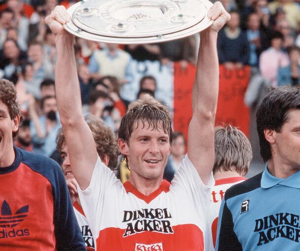 Erfolgreich – mit DFB-Elf und VfB: Karl-Heinz Förster 1984 mit der Meisterschale.