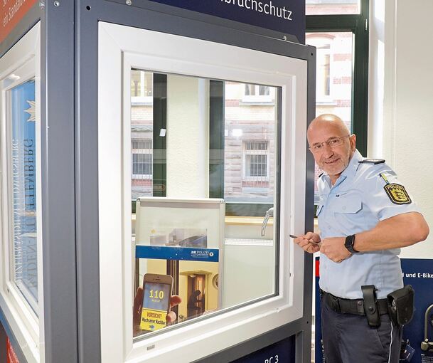 Markus Räuchle demonstriert, wie Einbrecher mit einem einfachen Standardschraubendreher ein Fenster öffnen können. Bei einem Fenster mit Pilzkopfverriegelung ist dieses Vorgehen nicht möglich.