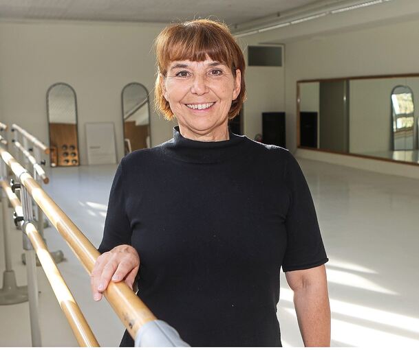 Hier steht die Tanzlehrerin in ihrem Trainingssaal in Ludwigsburg-Pflugfelden.