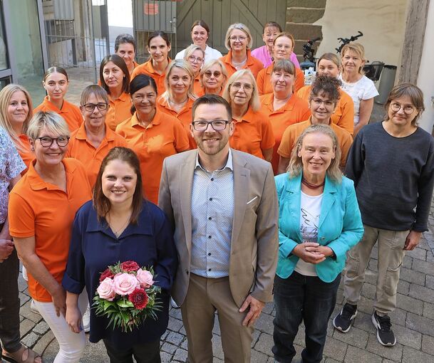 Wechsel ohne großes Aufsehen: Stephanie Biesinger übernimmt die Sozialstation Markgröningen. Bei der Feierstunde gibt es Blumen von Bürgermeister Jens Hübner.