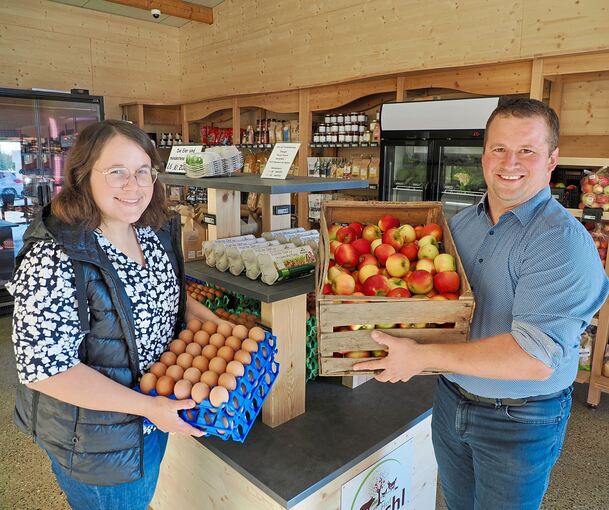 Eier und Äpfel stammen aus der eigenen Produktion. Katrin Petschl kümmert sich hauptsächlich um den Hofladen, ihr Mann Florian unterstützt sie.