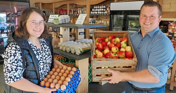 Eier und Äpfel stammen aus der eigenen Produktion. Katrin Petschl kümmert sich hauptsächlich um den Hofladen, ihr Mann Florian unterstützt sie.