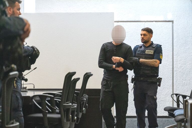 Prozessauftakt nach Attacke auf vermeintliches Antifa-Mitglied Prozessauftakt nach Attacke auf vermeintliches Antifa-Mitglied
