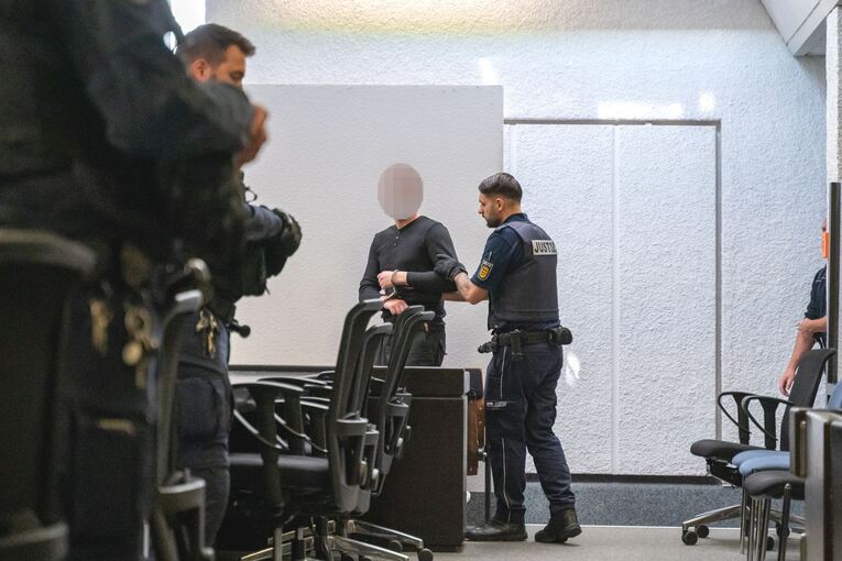 Prozessauftakt nach Attacke auf vermeintliches Antifa-Mitglied Prozessauftakt nach Attacke auf vermeintliches Antifa-Mitglied