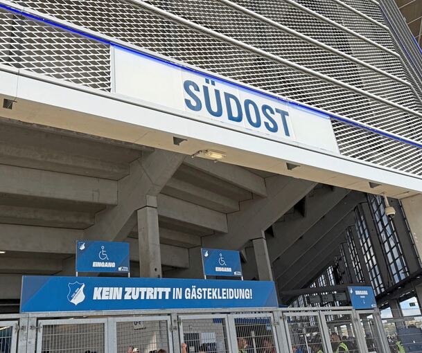 „Kein Zutritt in Gästekleidung!“ heißt es an diesem Eingang des Sinsheimer Stadions – doch was ist mit neutral gekleideten Gästefans, will nun unter anderem ein Remsecker wissen, der nicht eingelassen wurde.