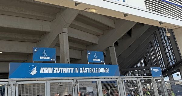 „Kein Zutritt in Gästekleidung!“ heißt es an diesem Eingang des Sinsheimer Stadions – doch was ist mit neutral gekleideten Gästefans, will nun unter anderem ein Remsecker wissen, der nicht eingelassen wurde.