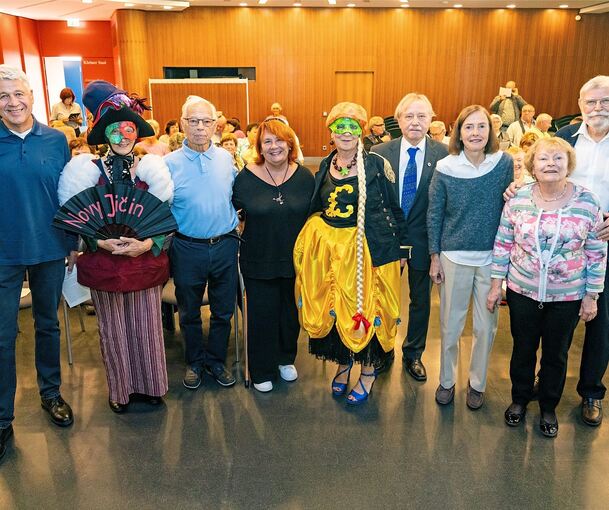 Bei der Vernissage im Kulturzentrum (von links): Wolfgang Medinger, Fiscrine (Novy Jicin), Pavel Wessely, Fiscrine (Ludwigsburg), Dieter Bruder, Kathrin Küssner, Ruth Junkert und Jan Zemanek.