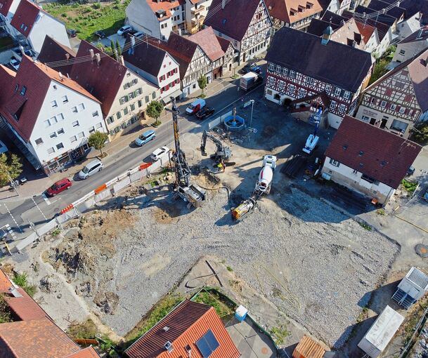 Aus der Luft betrachtet: Die Schotterfläche bildet den Umriss des neuen Rathauses nach.