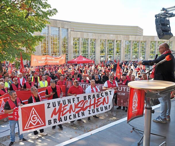 Begleitet von Protesten am Forum gehen die Tarifgespräche für die baden-württembergische Metall- und Elektroindustrie in Ludwigsburg in die erste Runde
