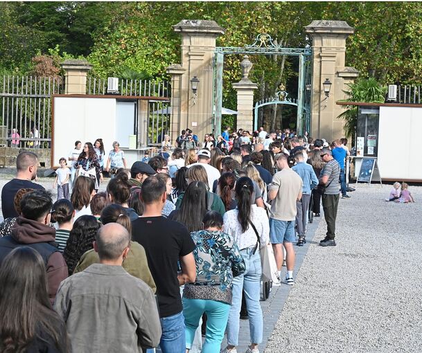 Lange Schlange: Wenn an einem Feiertag wie dem 3. Oktober vom Ehrenhof der Schlossanlage her kommend nur eine Kasse geöffnet ist, wird die Geduld der Besucher auf die Probe gestellt.